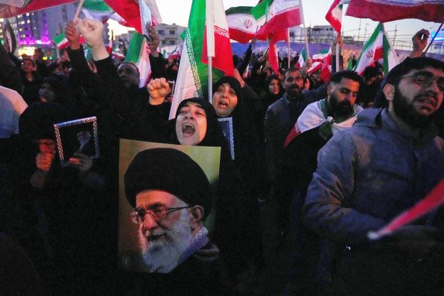 미국과 이스라엘의 공습으로 이란 최고지도자 아야톨라 세예드 알리 하메네이가 숨지면서 중동 정세가 중대 기로에 놓였다. 1일 이란 테헤란에서 정부 지지자들이 하메네이 사망을 애도하며 구호를 외치고 있다. AP로이터연합뉴스