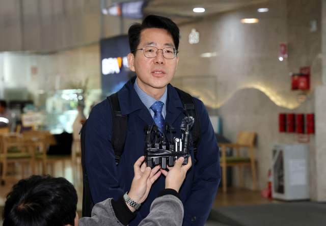 황종우 해양수산부 장관 후보자가 3일 오전 부산 중구 부산항만공사에 마련된 인사청문회 준비 사무실에 첫 출근을 하며 취재진의 질문에 답하고 있다. 정종회 기자 jjh@