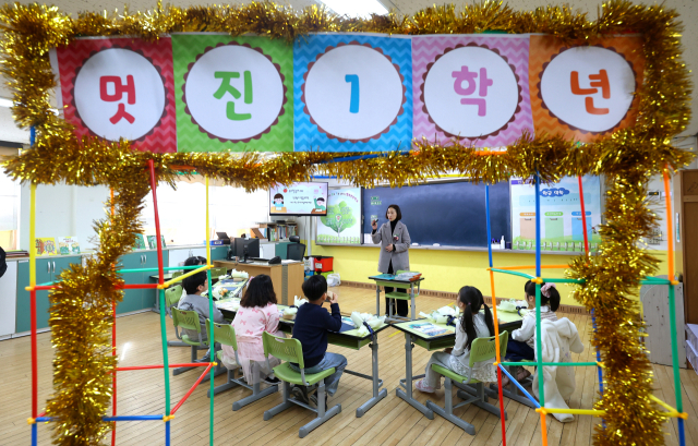 3일 인천 중구 연안초등학교에서 입학식을 마친 신입생들이 교실에서 담임 선생님의 학교생활 설명을 듣고 있다. 이 학교는 올해 입학생이 7명이다. 연합뉴스