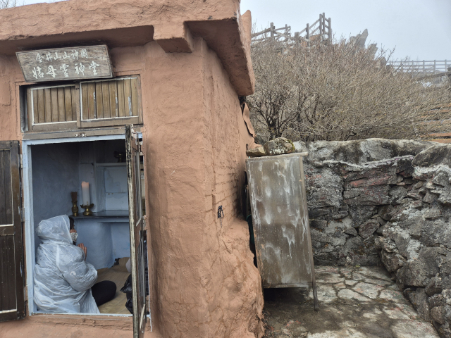 금정산국립공원이 출범한 3일 오전 고당봉 바로 아래 신당에는 촛불을 켜고 기도를 하는 이들의 모습이 포착됐다. 김동우 기자 friend@