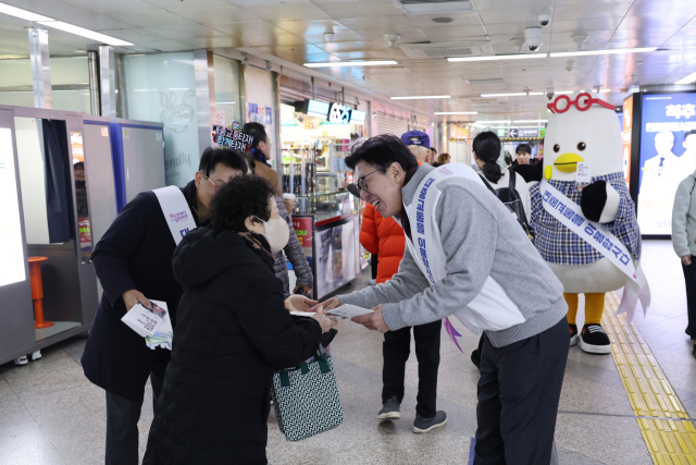박형준 시장과 부산시청 관계자들이 도시철도 서면역에서 동백패스 서비스 개선 사항을 알리는 캠페인을 하고 있다. 부산시 제공