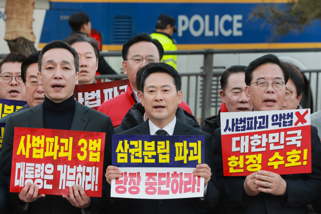 국민의힘 장동혁 대표와 송언석 원내대표 등 의원들이 지난 3일 서울 종로구 청와대 사랑채 앞에서 '사법개혁 3법'에 대한 대통령의 재의요구권 행사를 촉구하며 구호를 외치고 있다. 연합뉴스