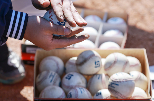 KBO 공인구와 비교해 표면이 미끄러운 WBC 공인구. 연합뉴스