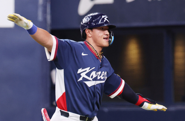 우타 거포 김도영(위), 안현민의 활약에 일본·대만전 승리가 달렸다. 두 선수가 지난 3일 일본 프로야구 오릭스 버팔로스와의 평가전에서 홈런을 친 뒤 ‘비행기 세레머니‘를 펼치고 있다. 연합뉴스