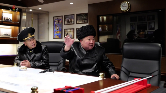 김정은 북한 국무위원장이 지난 3~4일 취역을 앞둔 5000t급 신형 구축함 ‘최현호’를 찾아 훈련 실태를 점검하고 함대지 전략순항미사일 시험발사를 참관했다고 조선중앙TV가 5일 보도했다. 연합뉴스