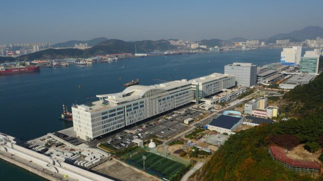 부산시가 수산가공선진화단지 입주 시 필수인 공개 공모 절차를 무시한 채, 기존 업체가 추천한 업체를 그대로 선정한 것으로 확인됐다. 서구 암남동의 수산가공선진화단지. 부산일보DB