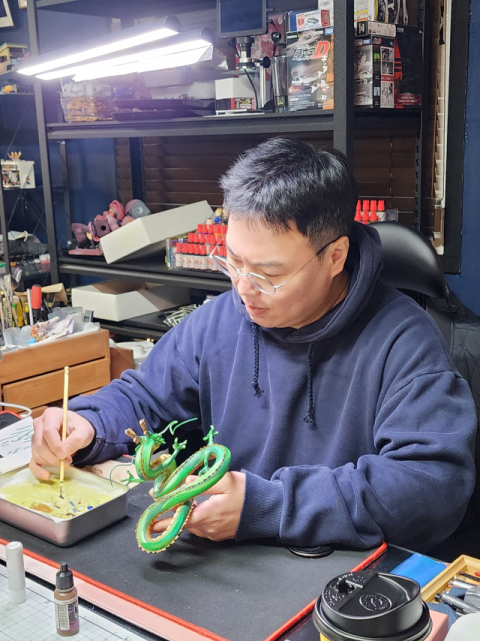 박진 씨는 거의 매일 오전 10시부터 자정까지 작업한다.