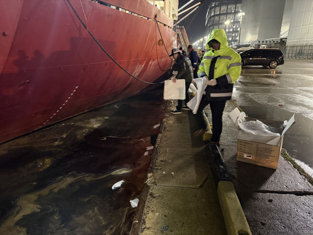 6일 오전 3시 13분 부산 사하구 감천항 3부두에서 급유 작업을 하던 7395t급 러시아 국적 선박에서 기름 70L가 유출됐다. 부산해양경찰서 제공