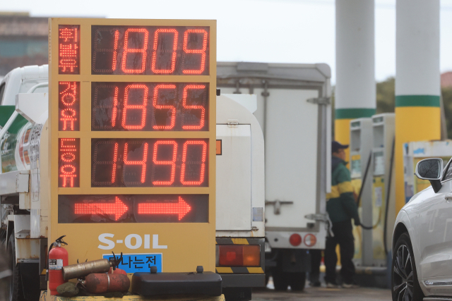 중동 정세 불안으로 유가 급등세가 이어지는 가운데 6일 오전 제주시 연삼로의 한 주유소 가격안내판이 휘발유 1809원, 경유 1855원, 등유 1490원을 표시하고 있다. 연합뉴스