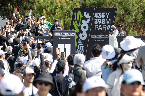 지난해 인천에서 열린 리브 골프 2025 대회 모습. 최종 라운드에 나선 브라이슨 디섐보의 티샷을 보기 위해 관중들이 몰려들고 있다. 부산시 제공