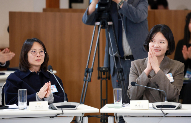 최수연 네이버 대표(오른쪽)와 전주연 모모스커피 대표가 10일 청와대에서 이재명 대통령이 참석한 가운데 열린 '상생을 실천하는 기업인과의 대화'에서 양사의 온라인플랫폼 상생협력 사례 발표를 마친 뒤 이 대통령의 농담을 듣고 웃고 있다. 연합뉴스