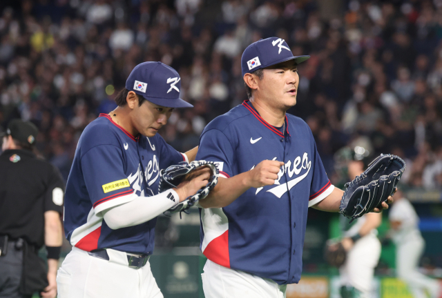 9일 일본 도쿄돔에서 열린 2026 월드베이스볼클래식(WBC) C조 조별리그 최종전 대한민국과 호주의 경기. 3회말 무실점 호투를 보인 한국 노경은이 이정후와 자축하고 있다. 연합뉴스