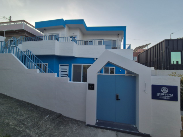 부산시는 영도구 청학동의 빈집을 국립한국해양대학교 외국인 유학생을 위한 기숙사로 새단장했다. 부산시 제공