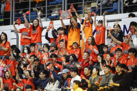 부산 정착 1년 OK저축은행 흥행은 성공…봄배구는 내년 기약