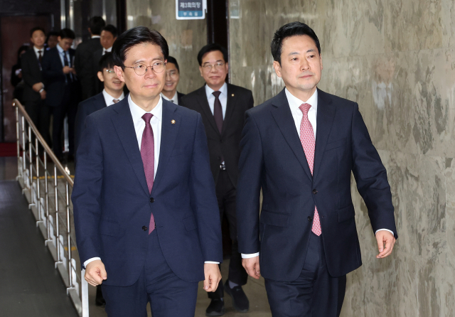 국민의힘 장동혁 대표(오른쪽)가 11일 국회에서 열린 지역발전 인재 영입 환영식에 조정훈 인재영입위원장, 송언석 원내대표와 함께 입장하고 있다. 연합뉴스