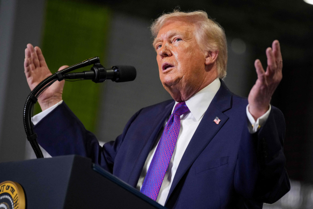 도널드 트럼프 미국 대통령이 11일(현지 시간) 켄터키주 히브런을 찾아 연설을 하고 있다. AFP연합뉴스