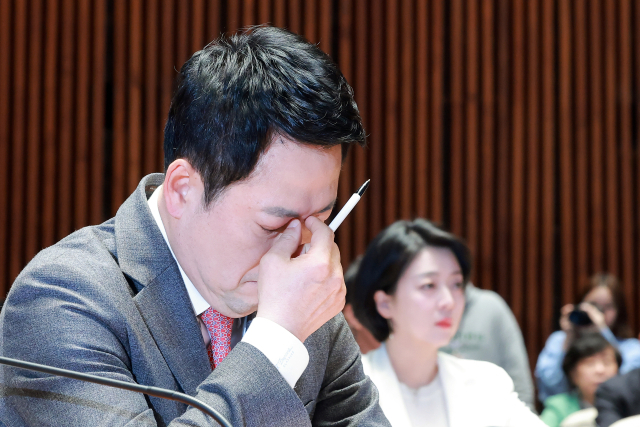 국민의힘 장동혁 대표가 9일 국회에서 열린 의원총회에 참석해 눈가를 만지고 있다. 장 대표 오른쪽은 서울시당위원장인 배현진 의원. 연합뉴스