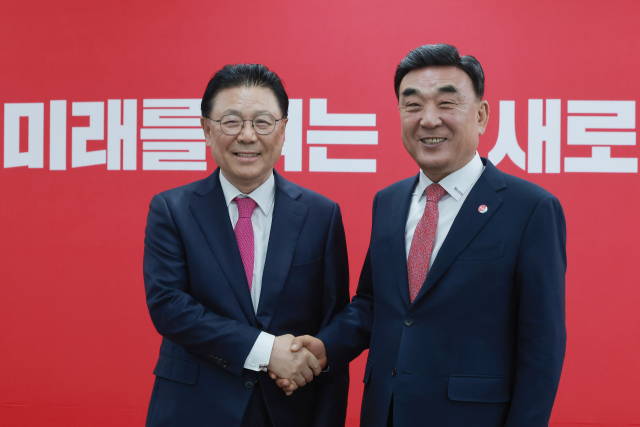 6·3 지방선거 울산시장에 도전하는 김두겸 울산시장(오른쪽)과 박맹우 전 울산시장이 12일 서울 영등포구 여의도 국민의힘 중앙당사에서 열린 광역단체장 후보 면접에 앞서 기념 촬영하고 있다. 연합뉴스