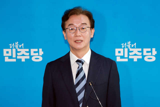 더불어민주당 전재수 의원이 12일 국회에서 민주당 정청래 대표와 면담을 마치고 면담 내용을 설명하고 있다. 연합뉴스