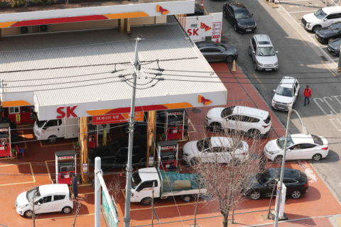 ‘최고가격’ 시행 첫날 기름값 하락 지속…L당 부산 휘발유 5원↓·경유 7원↓