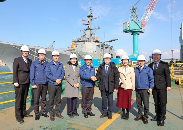 이명구 관세청장(오른쪽 네 번째)이 지난 12일 울산 전하동에 위치한 HD현대중공업을 칮아 조선산업 수출 현장을 살펴본 뒤 업체 관계자들과 기념 촬영하고 있다. 관세청 제공