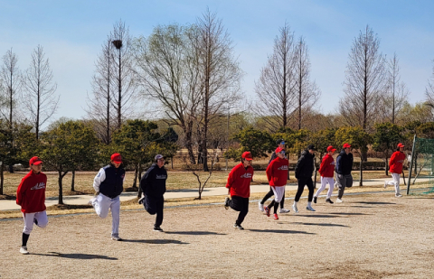 올인 선수들이 부산 북구 화명생태공원 리틀야구장에서 몸을 풀고 있다.