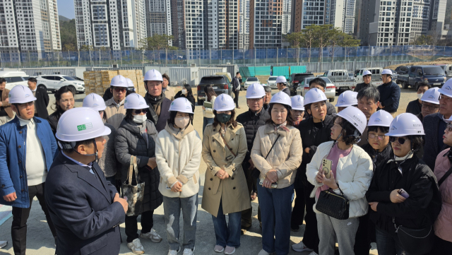 양산시가 최근 사송복합커뮤니티 현장에서 사송신도시 입주민들과 함께 점검을 가진 뒤 이야기를 나누고 있다. 김태권 기자