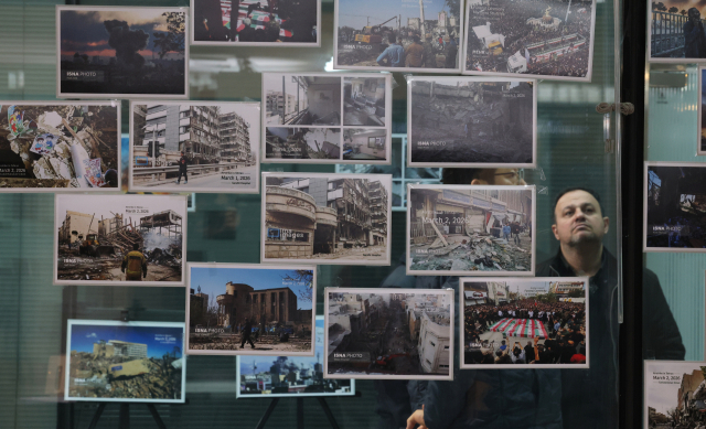 지난 5일 서울 용산구 한남동 주한이란대사관 벽에 이란 상황을 알리는 현지 사진들이 게시돼 있다. 연합뉴스