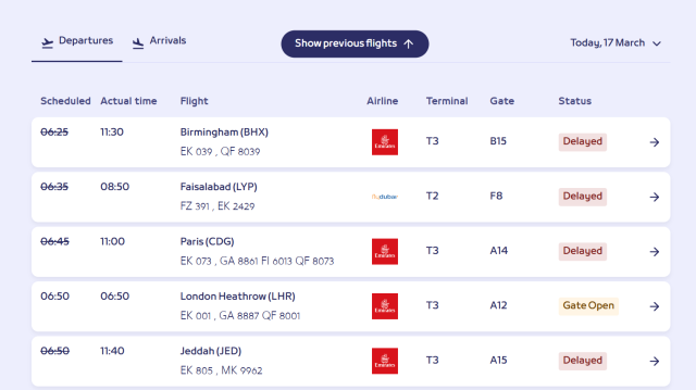 두바이공항의 17일 오전 스케줄. 다수 항공기가 지연될 것으로 예고됐다. 두바이공항 홈페이지 캡쳐.