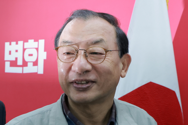 국민의힘 이정현 공천관리위원장이 16일 서울 영등포구 여의도 중앙당사에서 충북도지사 후보 공천 심사 결과를 발표한 뒤 이동하고 있다. 이 위원장은 이날 김영환 충북도지사를 컷오프(공천배제)하는 동시에 추가 공천 접수를 진행한다고 밝혔다. 연합뉴스