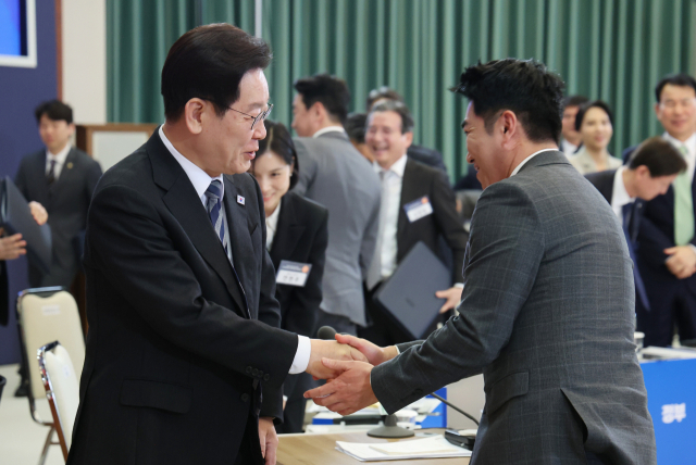 이재명 대통령이 18일 청와대에서 열린 자본시장 안정과 정상화 간담회가 끝난 뒤 개인투자자로서 참석한 방송인 장동민과 악수하고 있다. 연합뉴스