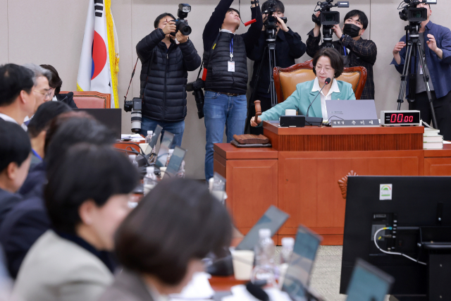 18일 국회에서 열린 법제사법위원회 전체회의에서 위원장인 더불어민주당 추미애 의원이 공소청 설치법안을 상정하고 있다. 연합뉴스