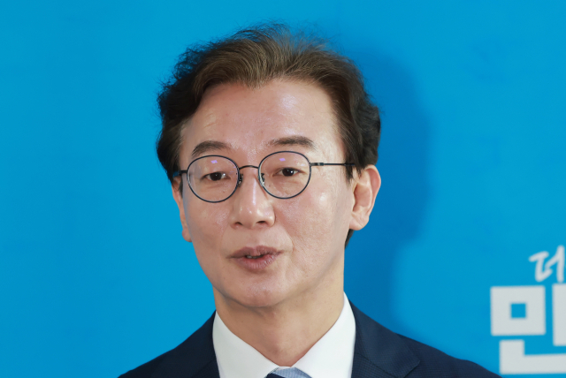 더불어민주당 전재수 의원이 12일 국회에서 민주당 정청래 대표와 면담을 마치고 면담 내용을 설명하고 있다. 연합뉴스