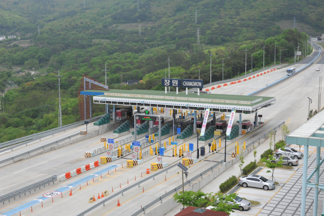 경남도는 창원~부산 간 민자도로 대형화물차 통행료 100원 인상을 3개월 유예해 7월 1일부터 시행한다. 경남도 제공