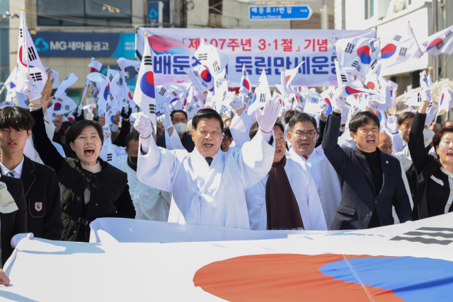 고성군은 제107주년 3·1절을 맞아 19일 회화면 배둔리 3·1운동 창의탑 행사장에서 ‘제107주년 3·1절 기념 배둔장터 독립만세운동 기념행사’를 거행했다. 고성군 제공