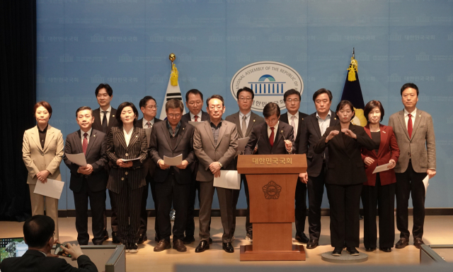 부산 지역 국민의힘 의원들이 ‘통일교 유착 의혹’을 받고 있는 민주당 전재수 의원을 비판하는 공동 기자회견을 열었다. 국민의힘 제공