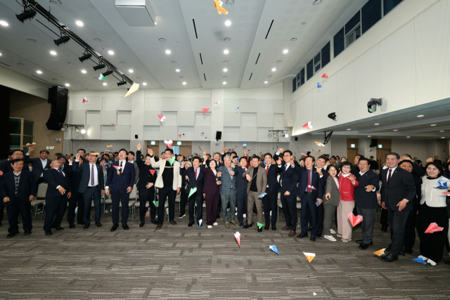 양산시가 시 승격 30주년 기념행사에서 새로운 100년 도약 비전 제시와 함께 희망의 종이비행기 퍼포먼스를 하고 있다. 양산시 제공