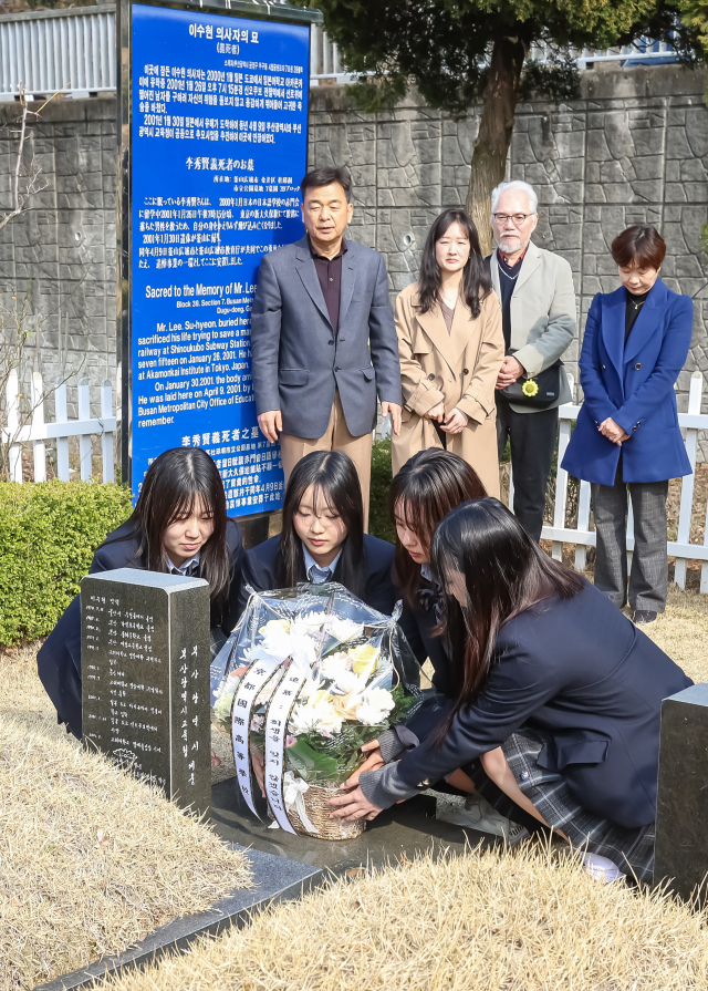 19일 부산 금정구 영락공원에서 교토국제고 학생들이 2001년 일본 도쿄 신오쿠보역에서 선로에 추락한 일본인을 구하려다 숨진 의인 이수현의 묘소에 헌화하고 있다. 김종진 기자 kjj1761@