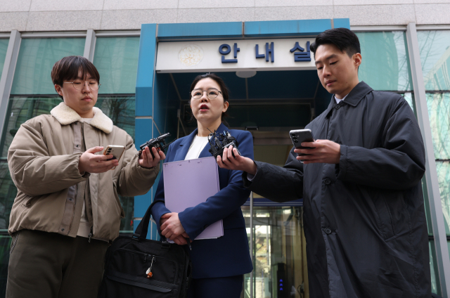 서울경찰청은 19일 더불어민주당 장경태 의원의 성추행 의혹 사건에 대해 수사심의위원회를 열고 사건을 심의하고 있다. 이날 고소인 측 대리인 이보라 변호사가 심의위가 열린 서울경찰청 앞에서 입장을 밝히고 있다. 연합뉴스