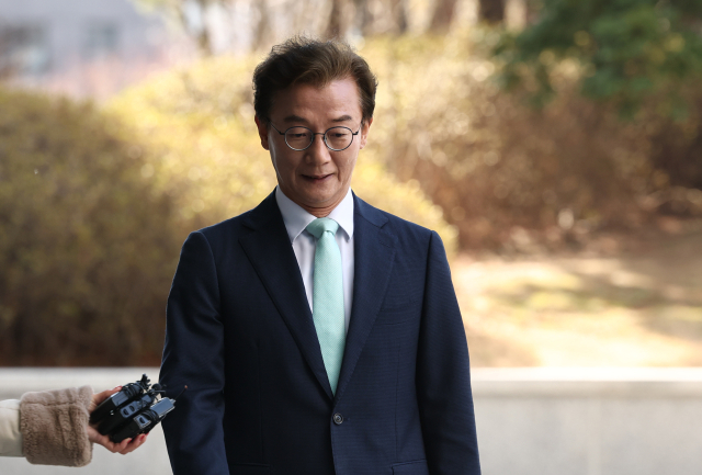 통일교 측으로부터 한일 해저터널 건설 사업 추진 등을 대가로 금품을 받은 혐의를 받는 더불어민주당 전재수 의원이 19일 서울 서초구 정교유착 비리 의혹을 수사하는 검·경 합동수사본부로 출석하고 있다. 연합뉴스