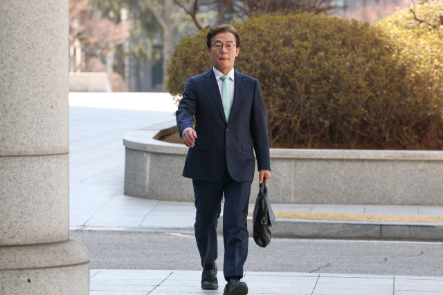 더불어민주당 전재수 의원이 19일 서울 서초구 정교유착 비리 의혹을 수사하는 검·경 합동수사본부로 출석하고 있다. 연합뉴스