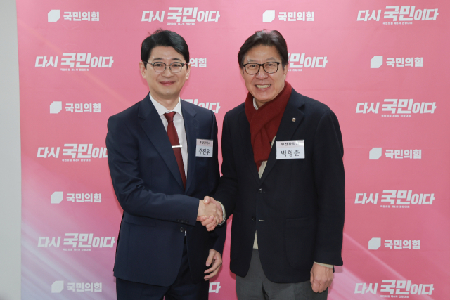 6·3 지방선거 부산시장에 도전하는 박형준 부산시장(오른쪽)과 국민의힘 주진우 의원이 11일 서울 영등포구 여의도 국민의힘 중앙당사에서 열린 광역단체장 후보 면접에 앞서 기념 촬영하고 있다. 연합뉴스
