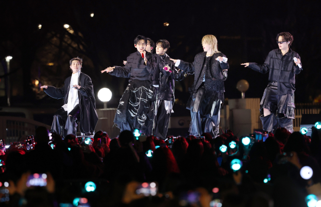 그룹 방탄소년단(BTS)이 21일 서울 광화문 광장에서 정규 5집 '아리랑'(ARIRANG) 발매를 기념해 무료 공연 'BTS 컴백 라이브: 아리랑'(BTS THE COMEBACK LIVE｜ARIRANG)을 열고 있다. 연합뉴스