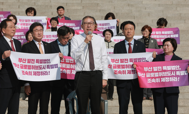 박형준 부산시장이 23일 국회 본청 앞 계단에서 부산 글로벌허브도시 특별법 제정을 촉구하며 삭발한 뒤 발언하고 있다. 연합뉴스