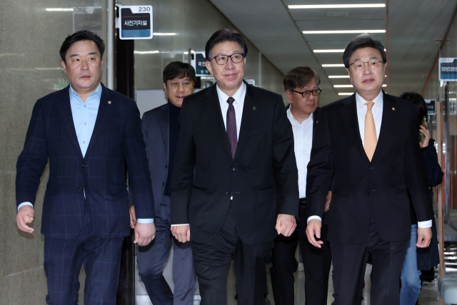 박형준 부산시장이 23일 국회에서 국민의힘 장동혁 대표를 만나 '부산 발전 특별법안 부산 글로벌허브 도시 특별법 조속 제정 촉구'를 하기위해 입장하고 있다. 연합뉴스