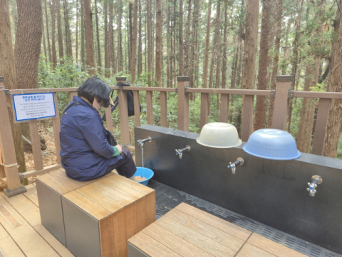 구)대신공원 황톳길 걷기후 세족장에서 세척중인 시민 모습.