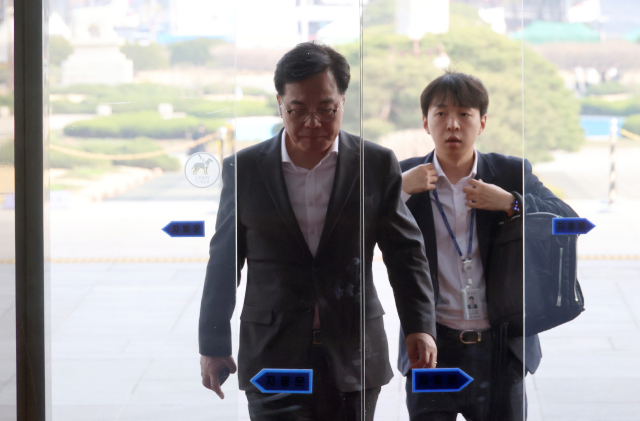 국민의힘 송언석 원내대표가 27일 외부 일정을 마치고 국회로 들어서고 있다. 연합뉴스