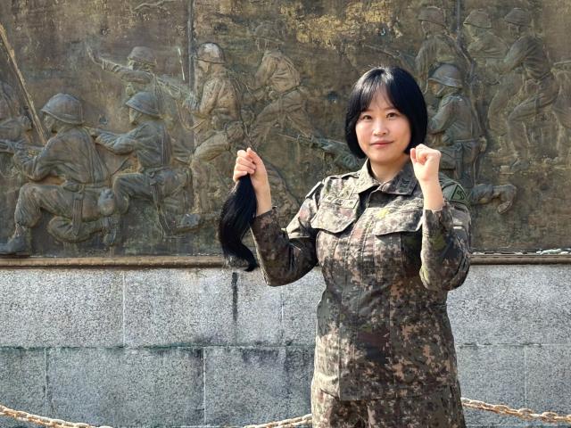 육군 제53보병사단은 군사경찰대 소속 김진화 중사가 소아암 환자들에게 기부하기 위해 자신의 모발을 잘랐다. 육군 제53보병사단 제공