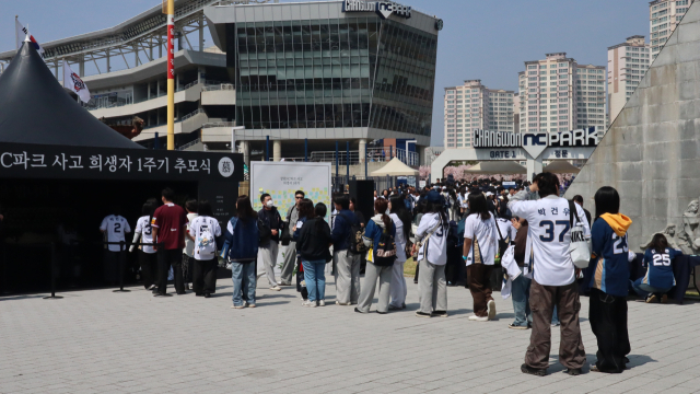 29일 경남 창원NC파크에 관중 사상 사고 1주기 추모식 천막이 마련됐다. 경기를 보러 온 관중이 추모에 동참하고 있다. 최환석 기자