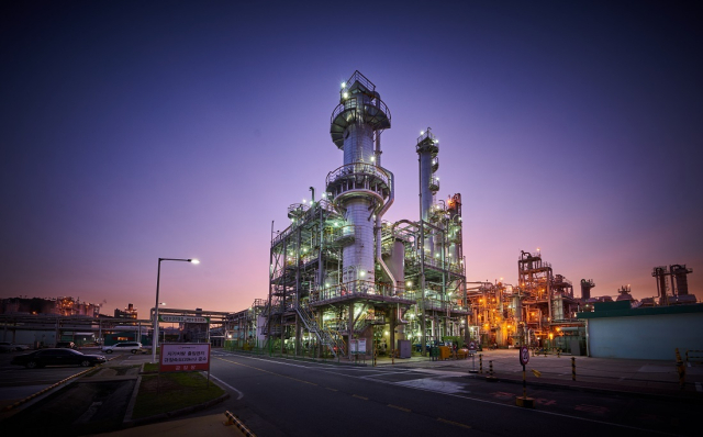 한화솔루션이 지난 26일 2조 4000억 원 규모의 유상증자를 발표하면서 주주 반발이 확산하고 있다. 사진은 한화솔루션 여수공장. 한화솔루션 제공